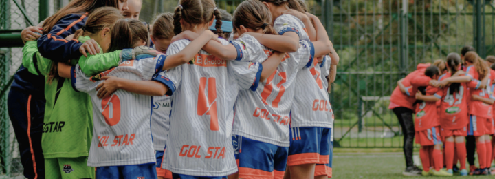 Deux équipes féminines se préparent pour un match de football.