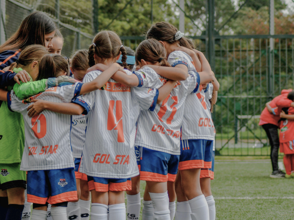 Deux équipes féminines se préparent pour un match de football.