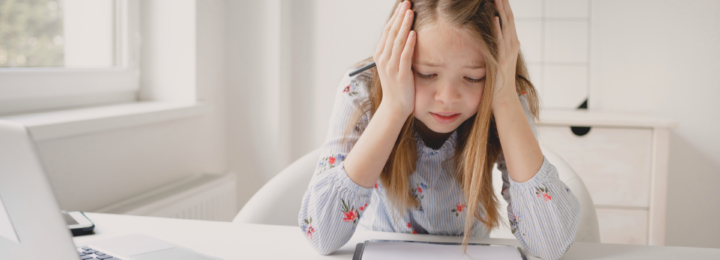 Une enfant est frustrée devant ses devoirs.