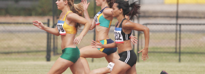 Trois athlètes féminines réalisent une course.