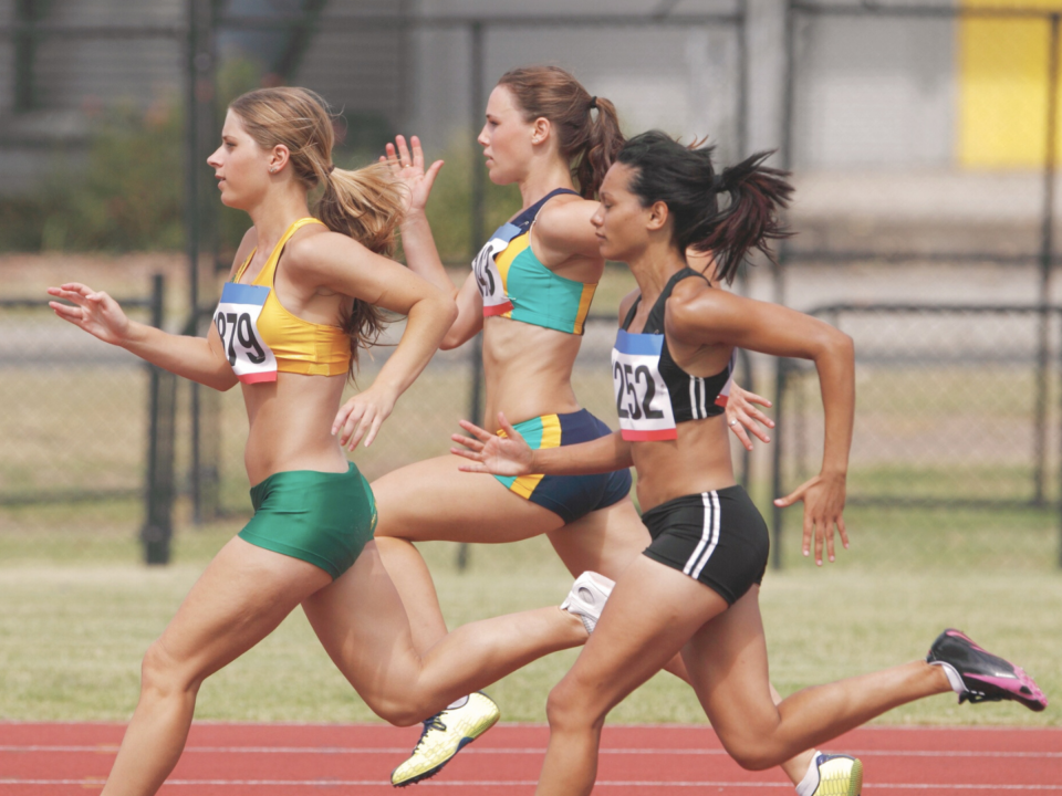 Trois athlètes féminines réalisent une course.