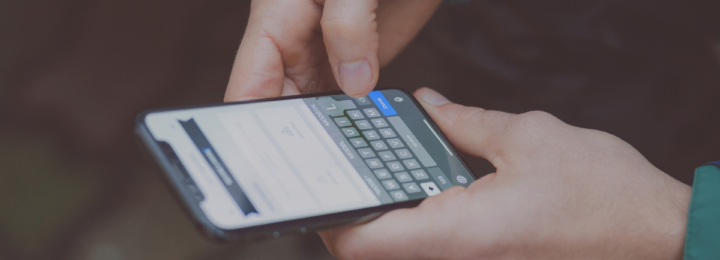 Une personne utilise son téléphone portable.