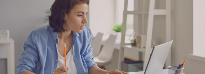 Une femme travaille sur son ordinateur portable.