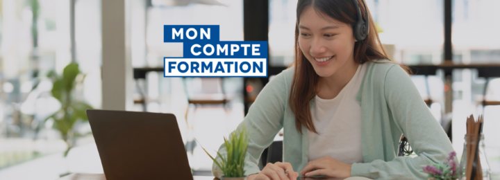 Une jeune femme suit joyeusement une formation en ligne, avec le logo Mon Compte Formation à ses côtés.