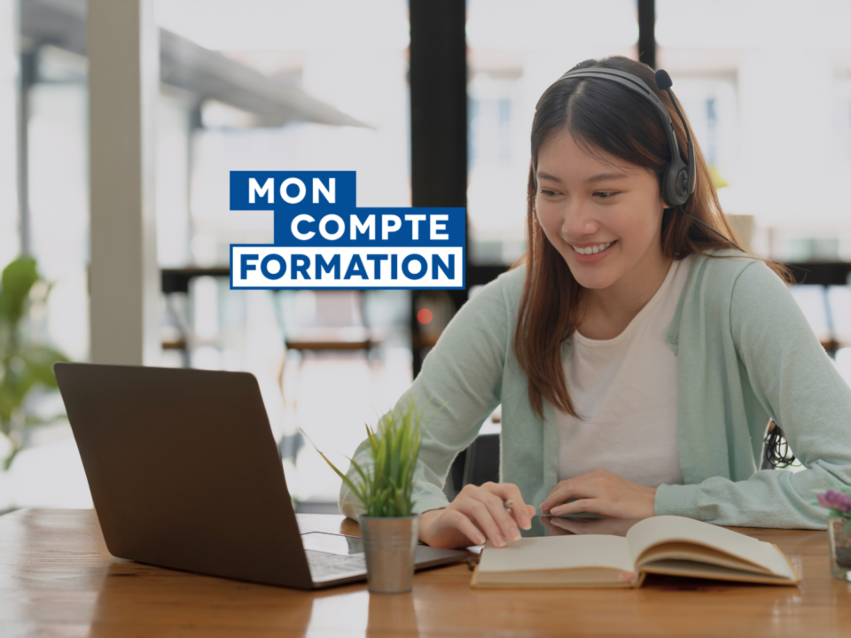 Une jeune femme suit joyeusement une formation en ligne, avec le logo Mon Compte Formation à ses côtés.