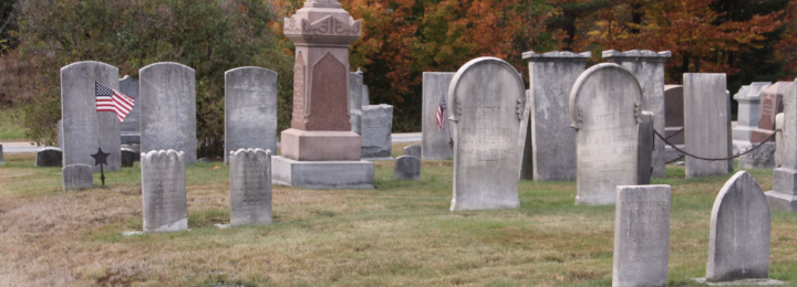 Cimetière en lisière de forêt.