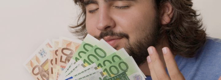 Un homme sent des billets.