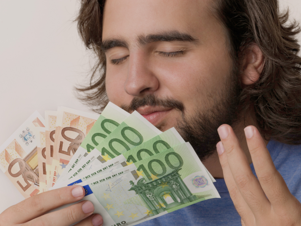 Un homme sent des billets.