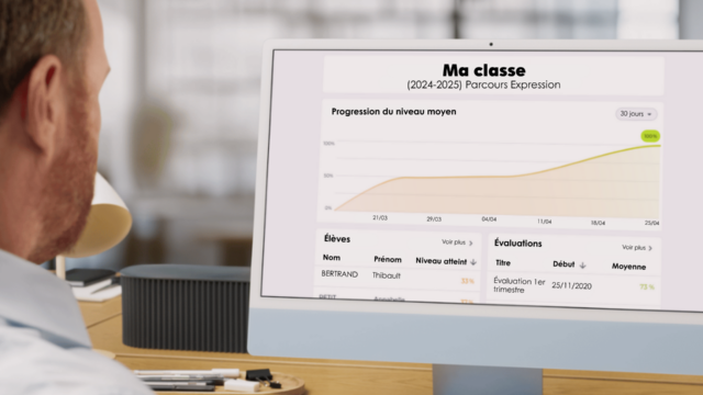 Un professeur consulte les statistiques Projet Voltaire de ses élèves sur un ordinateur.