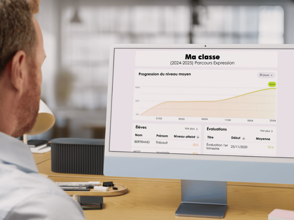Un professeur consulte les statistiques Projet Voltaire de ses élèves sur un ordinateur.