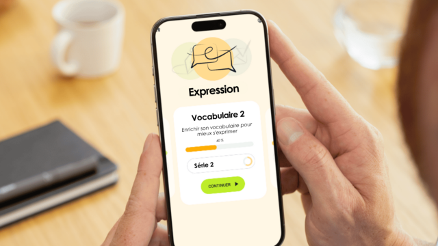 Un homme s'exerce sur l'application Projet Voltaire depuis chez lui.