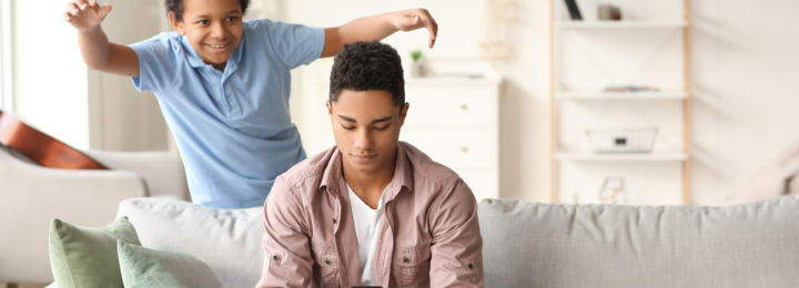 Un enfant s'apprête à effrayer son grand frère.