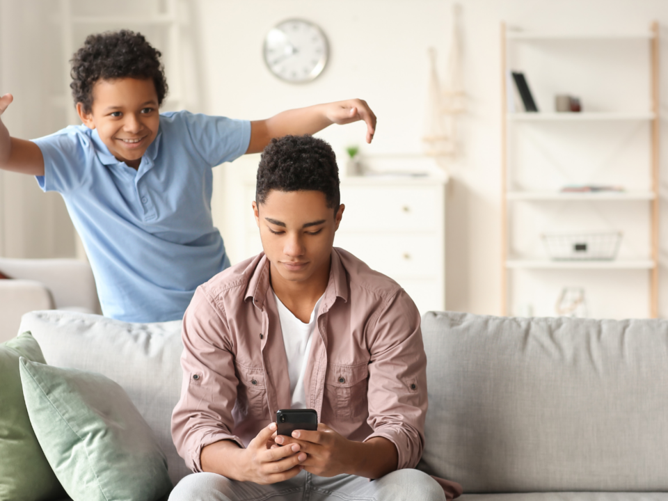 Un enfant s'apprête à effrayer son grand frère.