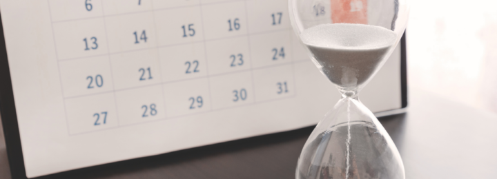 Un sablier s'écoule devant un calendrier.