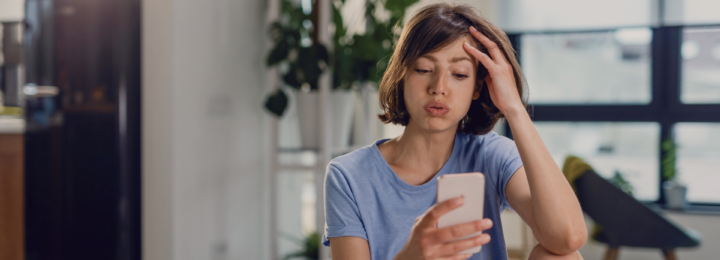 Une femme hésite à écrire un message.