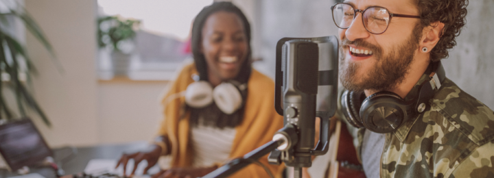 Deux personnes font de la musique, dont un homme qui chante.