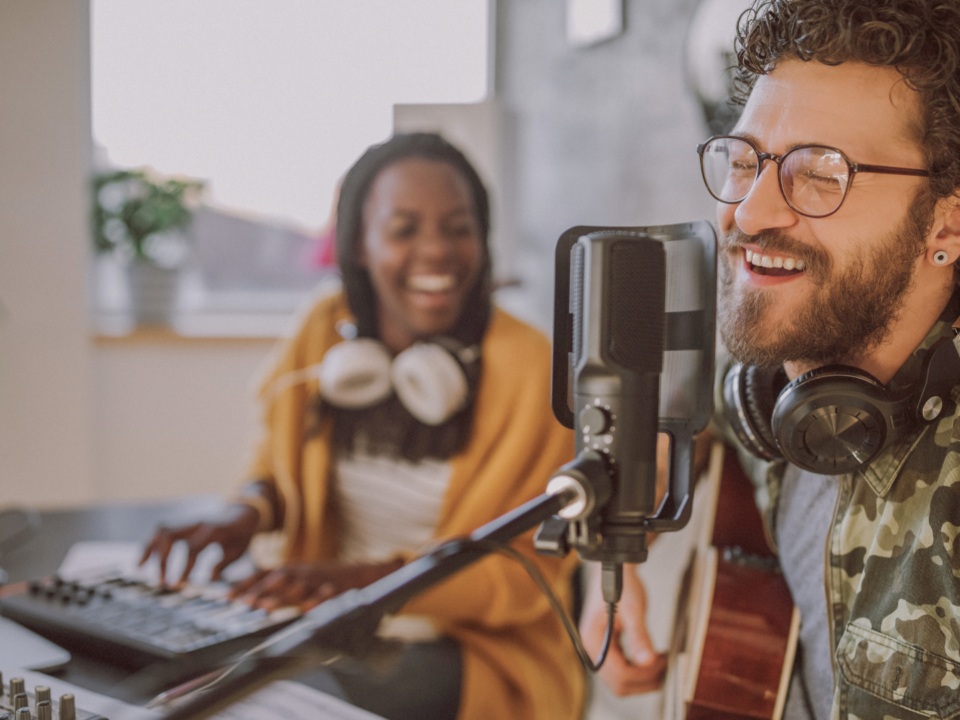 Deux personnes font de la musique, dont un homme qui chante.