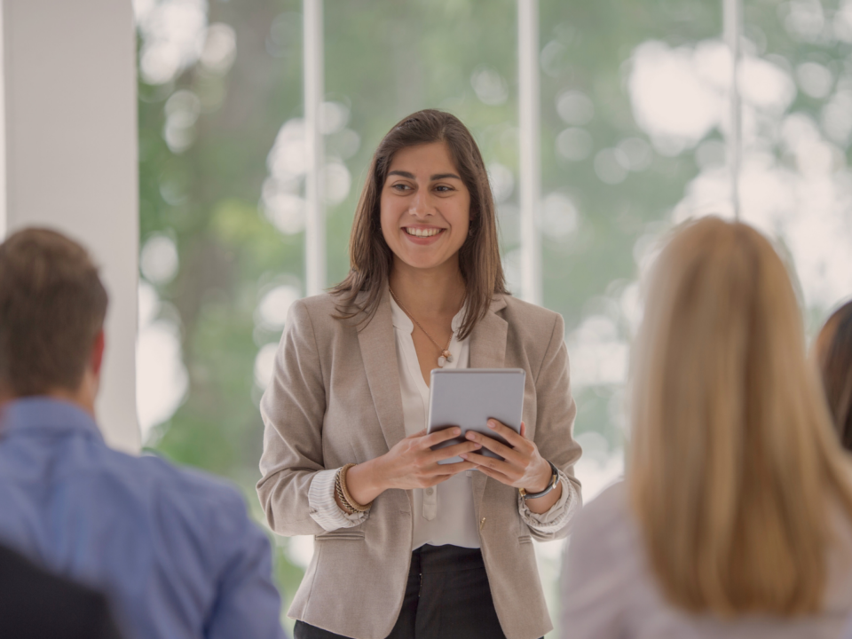 Une femme fait une présentation.
