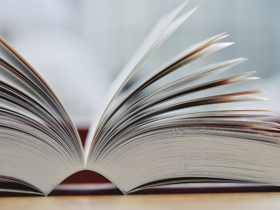 Un dictionnaire est ouvert sur un table.