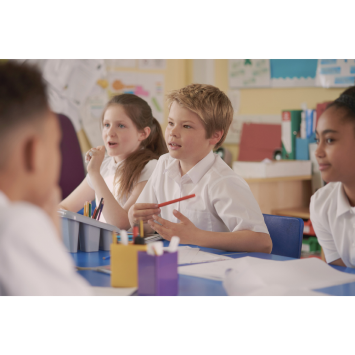 Des élèves de primaire écoutent en classe.