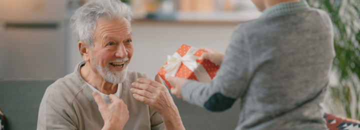 Un grand-père reçoit un cadeau de son petit-fils.
