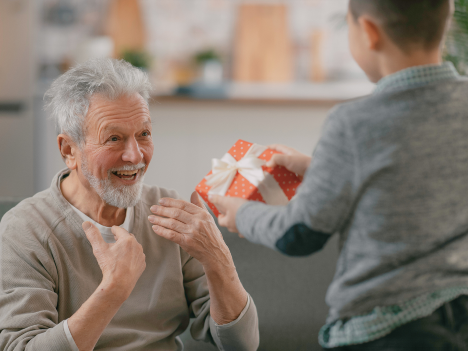 Un grand-père reçoit un cadeau de son petit-fils.