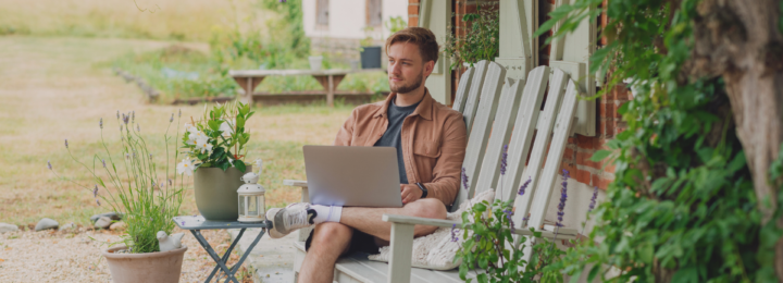 Un homme travaille et regarde au loin, dans son jardin.