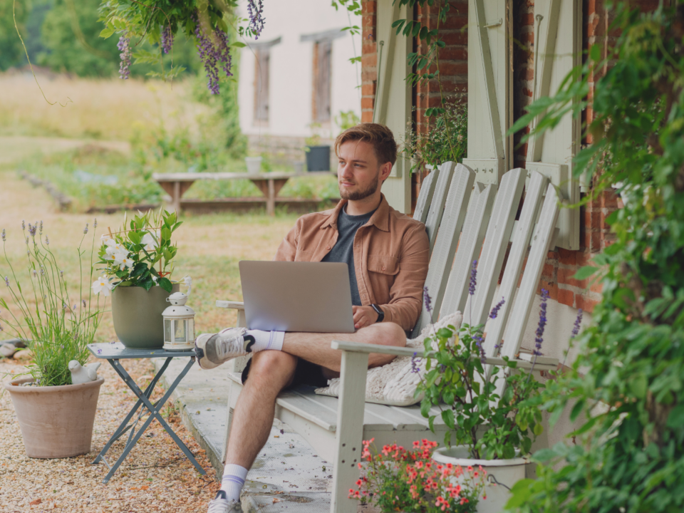 Un homme travaille et regarde au loin, dans son jardin.