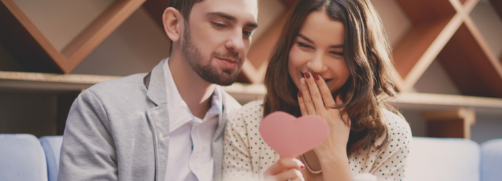 Un couple lit un mot pour la Saint-Valentin.