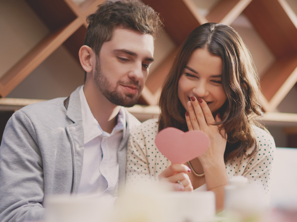 Un couple lit un mot pour la Saint-Valentin.