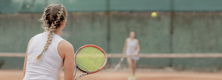 Deux joueuses de tennis à l'entraînement.