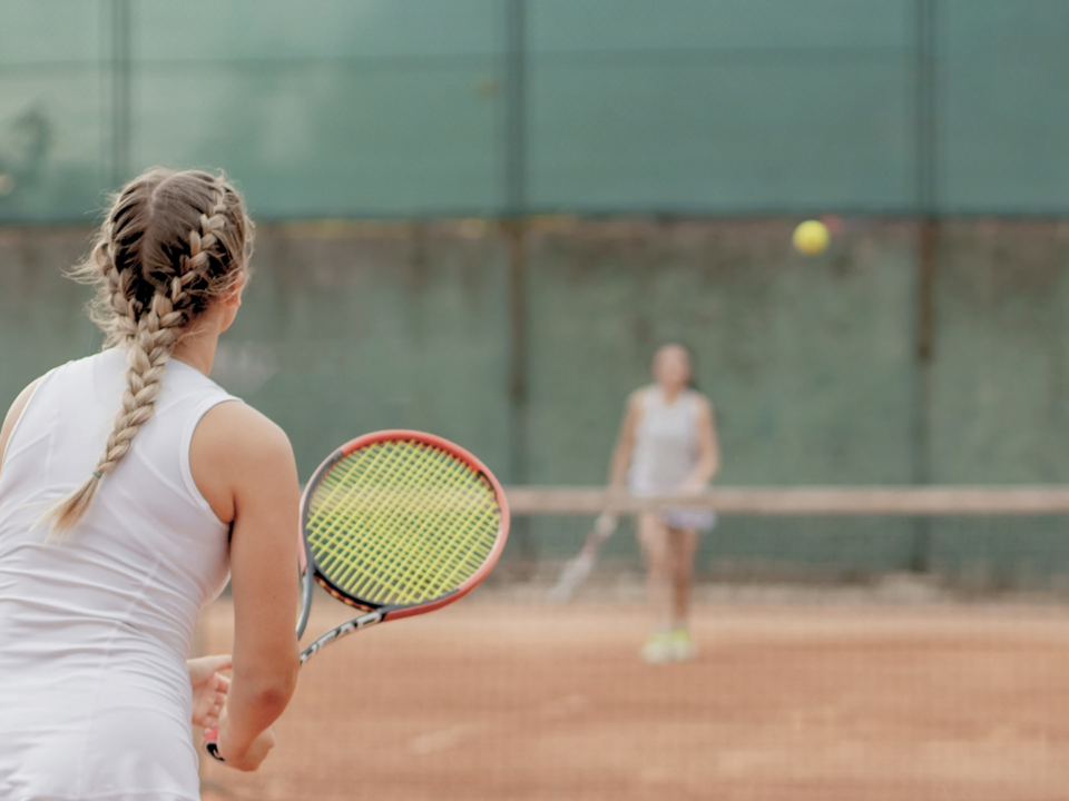 Deux joueuses de tennis à l'entraînement.