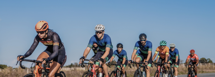 Un peloton de cyclistes s'entraîne.