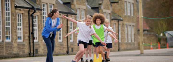 Des enfants participent à un cours de sport.