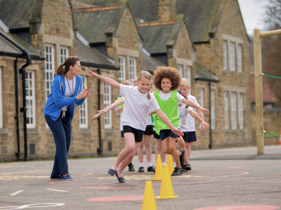 Des enfants participent à un cours de sport.