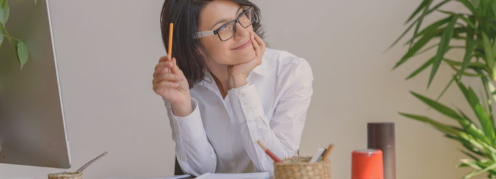 Une femme réfléchit à son bureau.