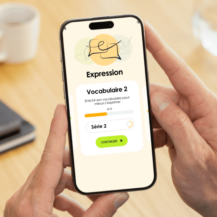 Un homme s'exerce sur l'application Projet Voltaire depuis chez lui.