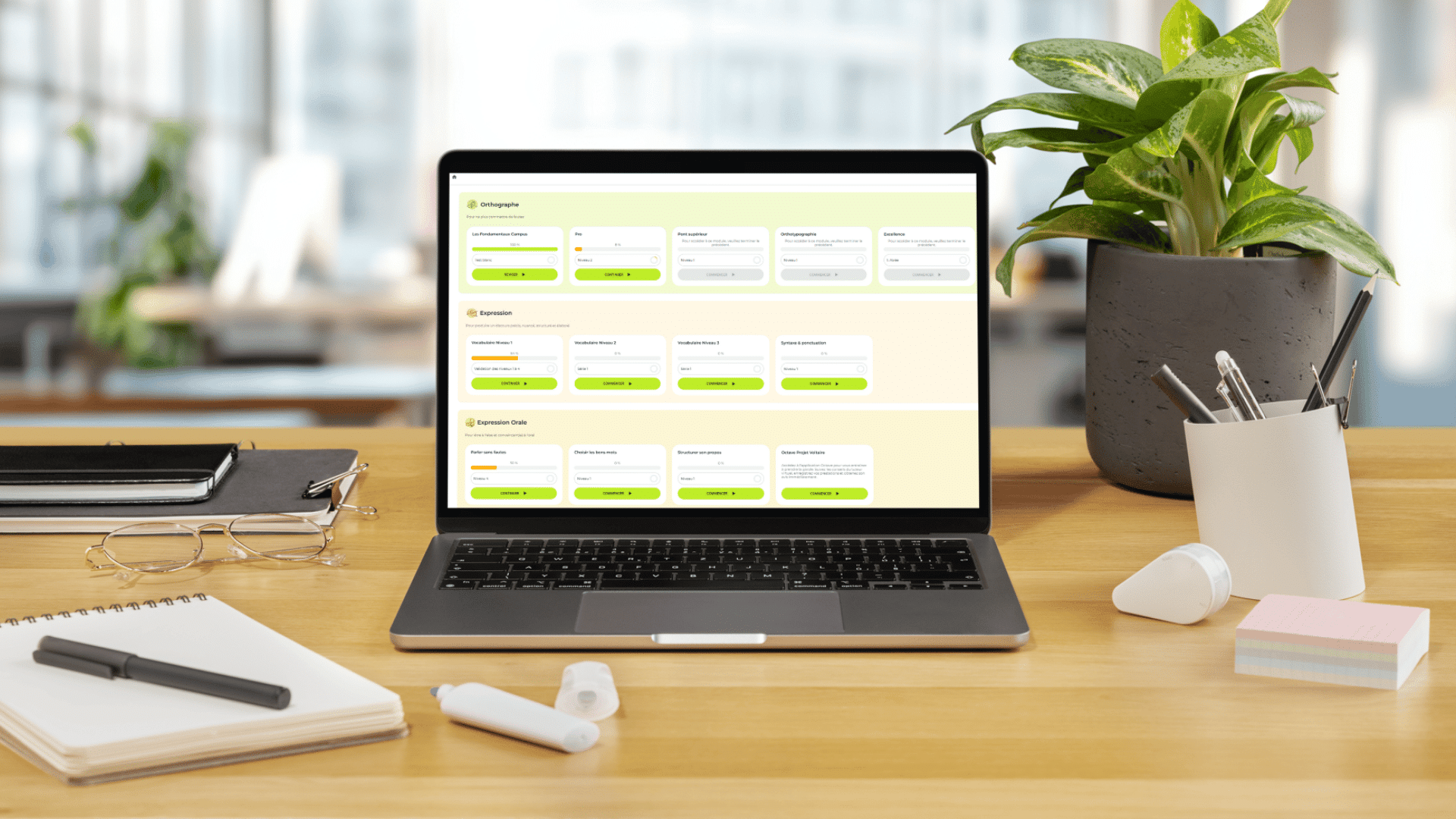 Ordinateur portable affichant les modules de formation du Projet Voltaire.