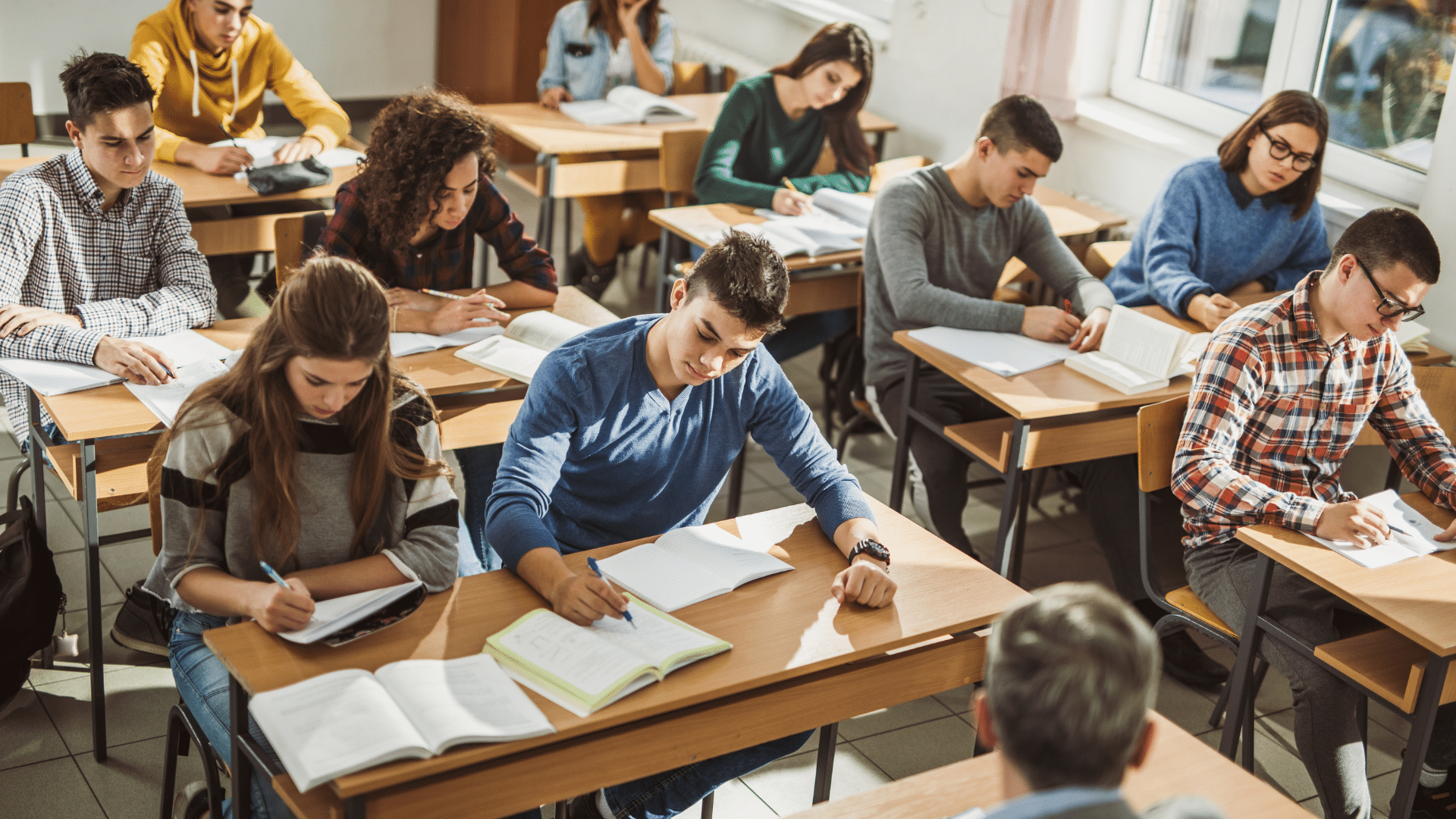 Des collégiens dans une salle de classe.