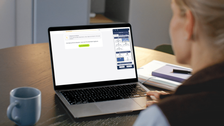 Une femme s'entraîne chez elle sur son ordinateur