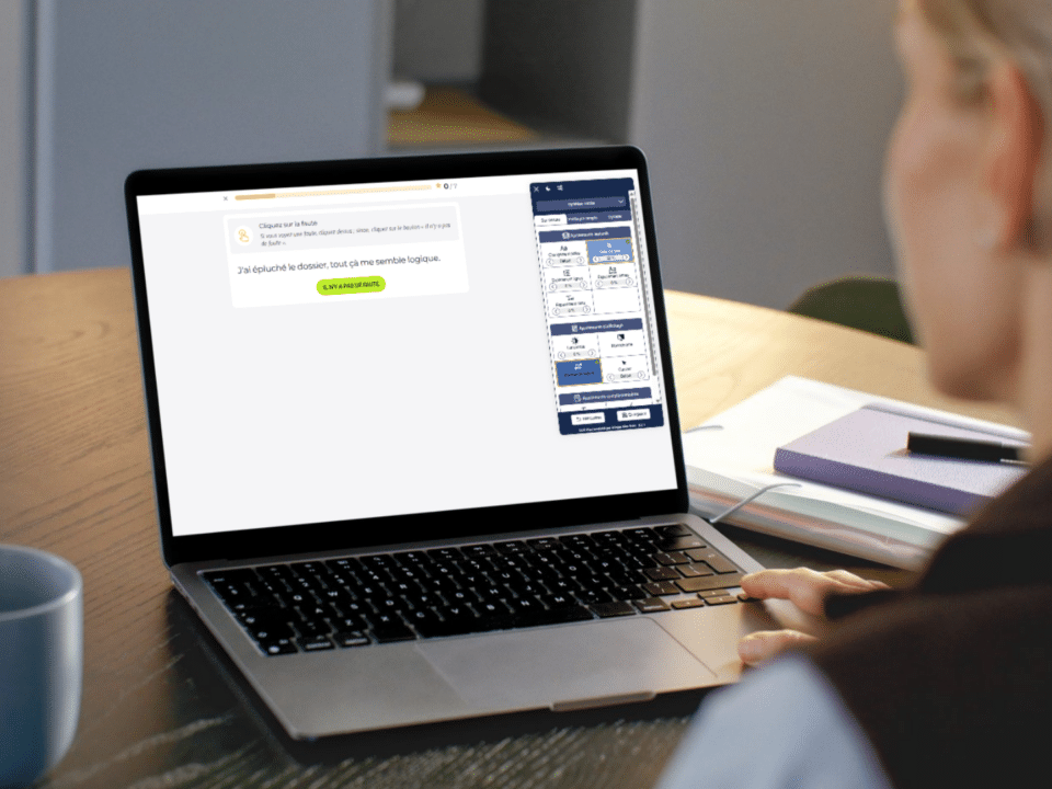 Une femme s'entraîne chez elle sur son ordinateur