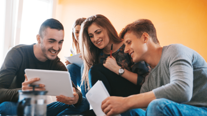 Un groupe d’étudiants consulte une tablette numérique.