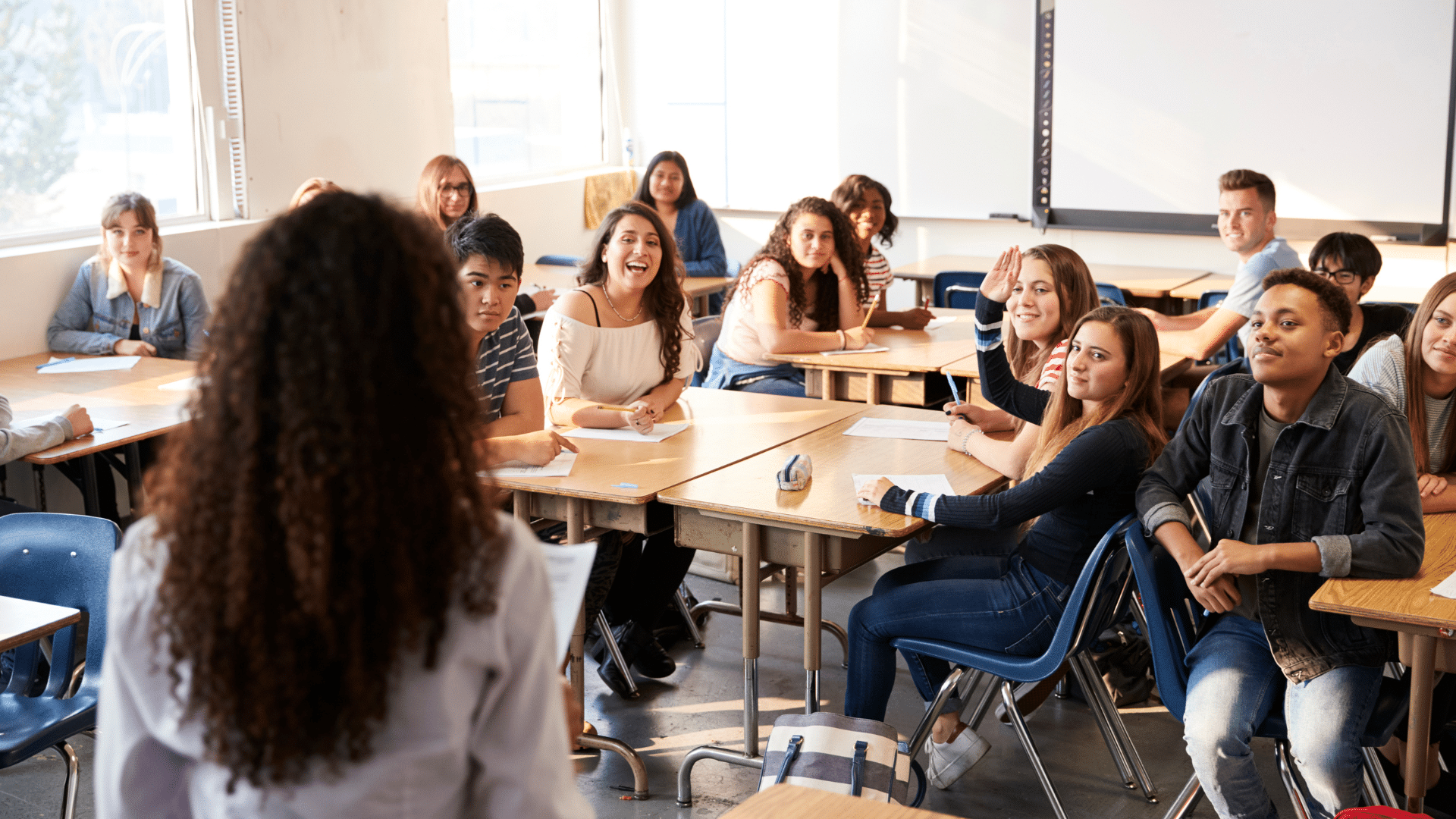 Une enseignante fait cours à une classe d'étudiants.