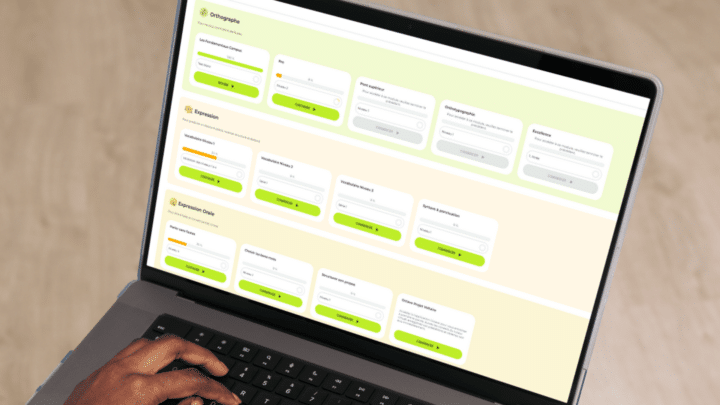Un étudiant consulte les parcours de formation du Projet Voltaire sur son ordinateur portable.