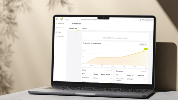 Un ordinateur portable affiche le portail de suivi des apprentissages du Projet Voltaire.