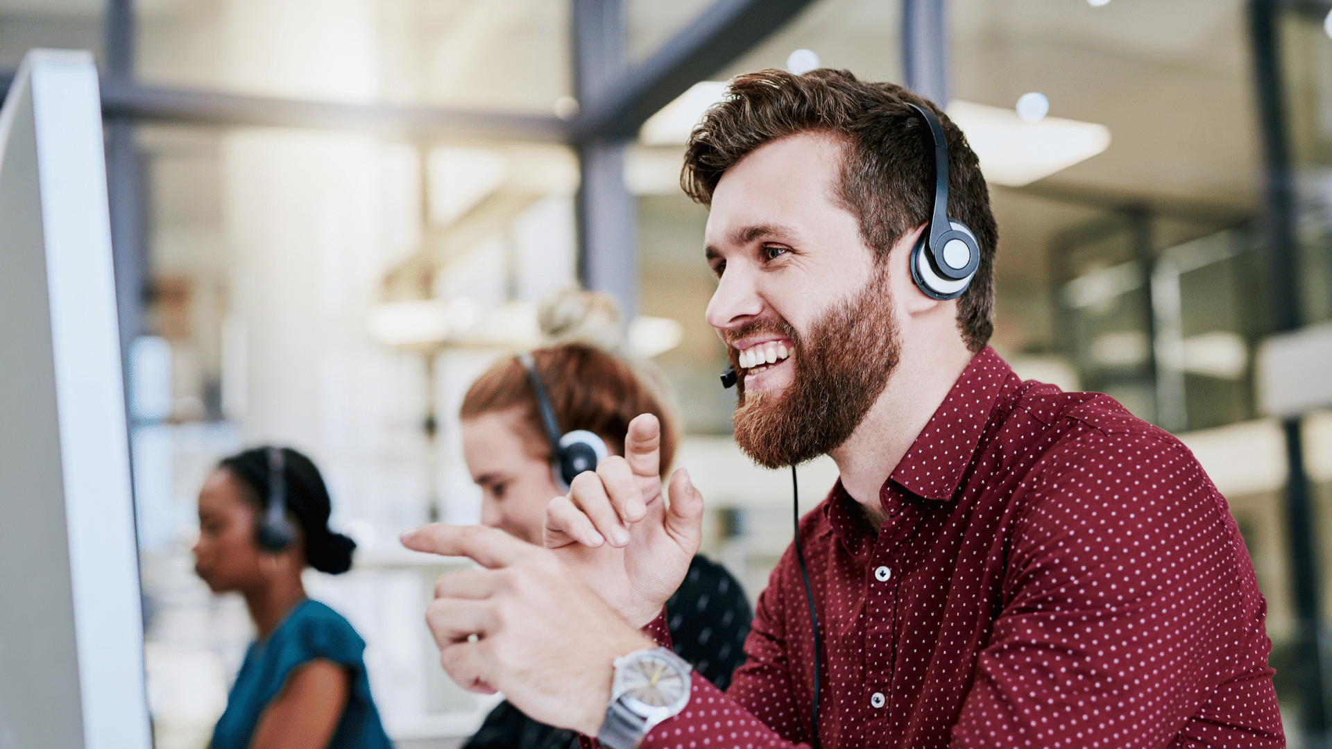 Un conseiller client accompagne des professionnels dans leur parcours Projet Voltaire.