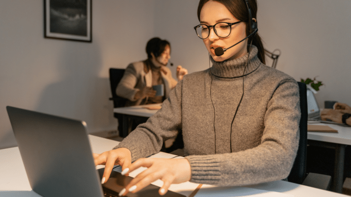 Une responsable pédagogique est au téléphone pour répondre aux questions d'un utilisateur.