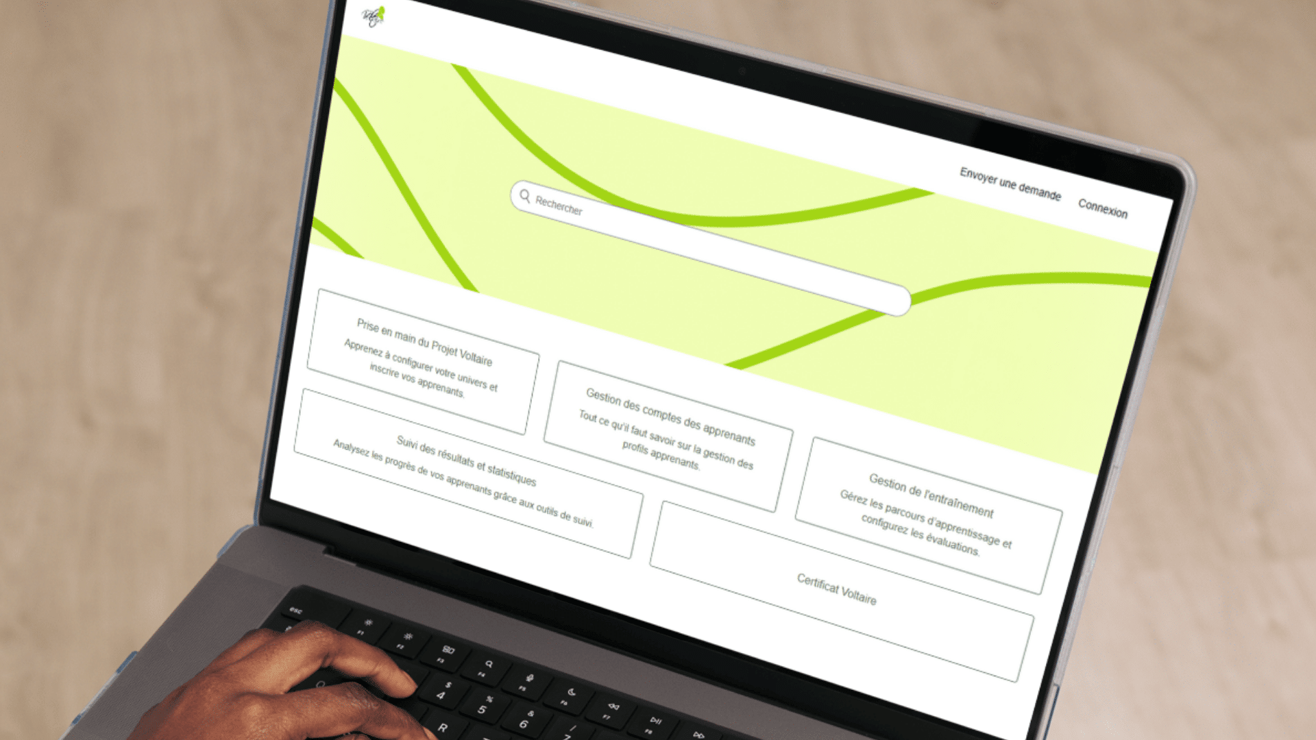 Un utilisateur explore le centre d’aide en ligne du Projet Voltaire sur son ordinateur portable, afin d’obtenir des réponses sur la prise en main, la gestion des comptes, l’entraînement et le suivi des résultats.